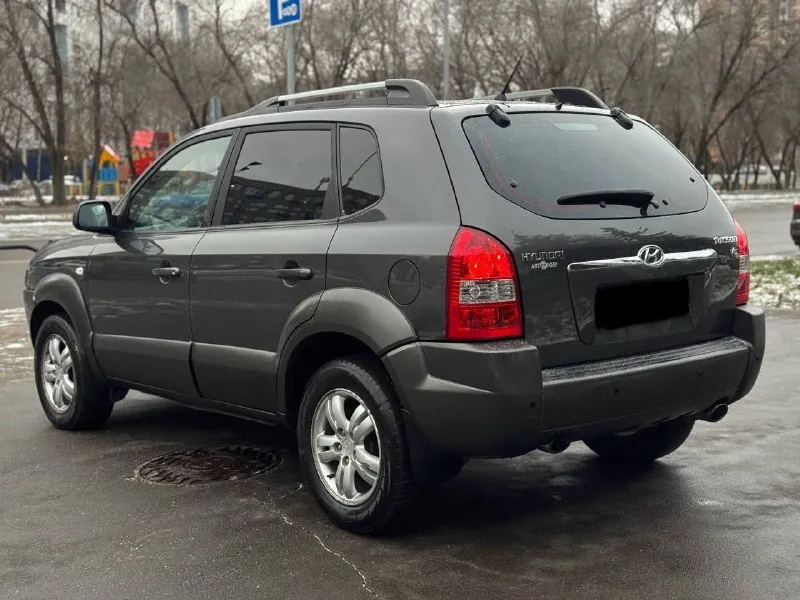 В продаже автомобиль hyundai tucson 2008 года выпуска возможен обмен автомобиль в отличном состоянии! 1 владелец! 2 ключа, сервисные книги. 187.000 км пробег 2.7 бензин, работает отлично, не троит и не дымит. полностью обслужен! коробка передач обычный автомат, переключает идеально, без пинков и рывков. ходовая также обслужена. полный привод! кожаный салон в отличном состоянии по документам полный порядок, возможен любой вид переоформления осмотр донецк цена 860.000 ₽, возможен торг у автомобиля! ☎️ +7 (949) 628-72-17 📞 звоните: +7(949)6287217 - фотография - 4