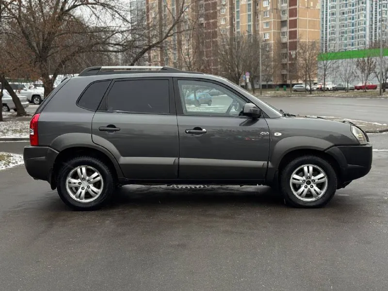 В продаже автомобиль hyundai tucson 2008 года выпуска возможен обмен автомобиль в отличном состоянии! 1 владелец! 2 ключа, сервисные книги. 187.000 км пробег 2.7 бензин, работает отлично, не троит и не дымит. полностью обслужен! коробка передач обычный автомат, переключает идеально, без пинков и рывков. ходовая также обслужена. полный привод! кожаный салон в отличном состоянии по документам полный порядок, возможен любой вид переоформления осмотр донецк цена 860.000 ₽, возможен торг у автомобиля! ☎️ +7 (949) 628-72-17 📞 звоните: +7(949)6287217 - фотография - 5