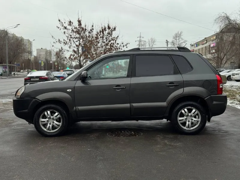 В продаже автомобиль hyundai tucson 2008 года выпуска возможен обмен автомобиль в отличном состоянии! 1 владелец! 2 ключа, сервисные книги. 187.000 км пробег 2.7 бензин, работает отлично, не троит и не дымит. полностью обслужен! коробка передач обычный автомат, переключает идеально, без пинков и рывков. ходовая также обслужена. полный привод! кожаный салон в отличном состоянии по документам полный порядок, возможен любой вид переоформления осмотр донецк цена 860.000 ₽, возможен торг у автомобиля! ☎️ +7 (949) 628-72-17 📞 звоните: +7(949)6287217 - фотография - 6