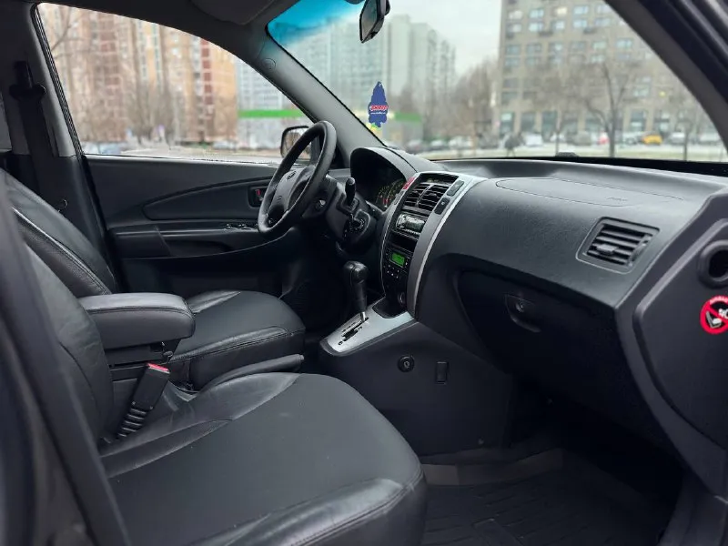 В продаже автомобиль hyundai tucson 2008 года выпуска возможен обмен автомобиль в отличном состоянии! 1 владелец! 2 ключа, сервисные книги. 187.000 км пробег 2.7 бензин, работает отлично, не троит и не дымит. полностью обслужен! коробка передач обычный автомат, переключает идеально, без пинков и рывков. ходовая также обслужена. полный привод! кожаный салон в отличном состоянии по документам полный порядок, возможен любой вид переоформления осмотр донецк цена 860.000 ₽, возможен торг у автомобиля! ☎️ +7 (949) 628-72-17 📞 звоните: +7(949)6287217 - фотография - 7
