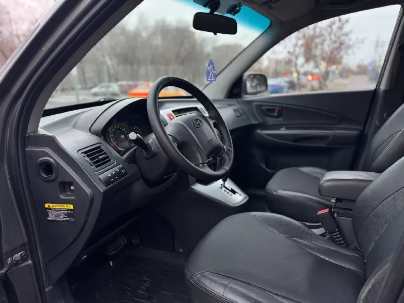 В продаже автомобиль hyundai tucson 2008 года выпуска возможен обмен автомобиль в отличном состоянии! 1 владелец! 2 ключа, сервисные книги. 187.000 км пробег 2.7 бензин, работает отлично, не троит и не дымит. полностью обслужен! коробка передач обычный автомат, переключает идеально, без пинков и рывков. ходовая также обслужена. полный привод! кожаный салон в отличном состоянии по документам полный порядок, возможен любой вид переоформления осмотр донецк цена 860.000 ₽, возможен торг у автомобиля! ☎️ +7 (949) 628-72-17 📞 звоните: +7(949)6287217 - фотография - 8
