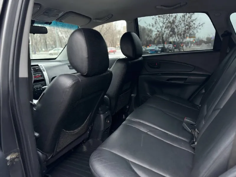 В продаже автомобиль hyundai tucson 2008 года выпуска возможен обмен автомобиль в отличном состоянии! 1 владелец! 2 ключа, сервисные книги. 187.000 км пробег 2.7 бензин, работает отлично, не троит и не дымит. полностью обслужен! коробка передач обычный автомат, переключает идеально, без пинков и рывков. ходовая также обслужена. полный привод! кожаный салон в отличном состоянии по документам полный порядок, возможен любой вид переоформления осмотр донецк цена 860.000 ₽, возможен торг у автомобиля! ☎️ +7 (949) 628-72-17 📞 звоните: +7(949)6287217 - фотография - 9