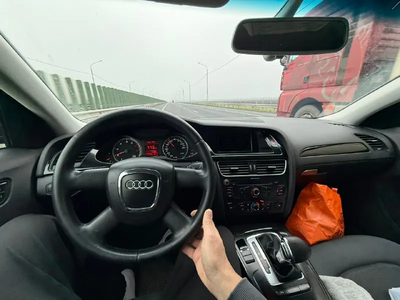 Ауди a4 b8 1.8t автомат 2008год ценник 899.000 рублей авто в хорошем состоянии с пробегом на фото на полном ходу - сел и поехал, без нареканий двигатель работает ровно как часы (масло не ест) коробка переключается плавно - ходовая часть норм кузов оцинкованный, все стекла родные салон опрятный, хорошая музыка, резина зима любое оформление, юридический чистый автомобиль макеевка +79498559051 📞 🇷🇺 звоните: +79498559051 - фотография - 6