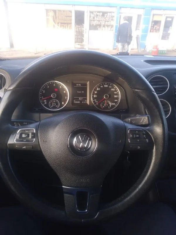 Volkswagen tiguan 1.4 мт, 2011, 208 605 км авто в хорошем состоянии. полный привод, кондиционер, технически все исправно. документы чистые без штрафов и залогов, с переоформлением. учет днр цена 1 000 050 остальные вопросы по телефону +7 903 471 6410 telegram +7 906 453 9260 telegram если не дозвонились пишите перезвоню связь плохая 📞 звоните: +7(903)4716410 - фотография - 5