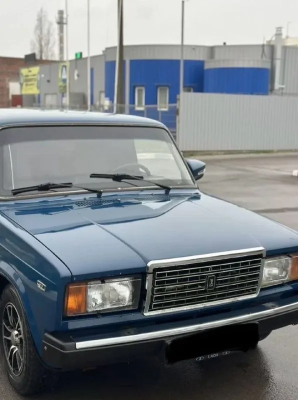 В продаже ваз 2107 карбюратор! птс оригинал,2 владельца автомобиль на полном ходу, без вложений! документы чистые, на учете стоит! салон приличный, автотека зеленая! по кузову выглядит достойно, гнили ржавчины нет! дно в идеале, стаканы лонжероны целые! все вопросы по телефону! цена 275т. р связь +79498549430 +79495946577 - фотография - 3