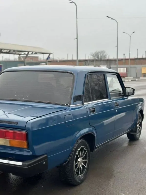 В продаже ваз 2107 карбюратор! птс оригинал,2 владельца автомобиль на полном ходу, без вложений! документы чистые, на учете стоит! салон приличный, автотека зеленая! по кузову выглядит достойно, гнили ржавчины нет! дно в идеале, стаканы лонжероны целые! все вопросы по телефону! цена 275т. р связь +79498549430 +79495946577 - фотография - 4