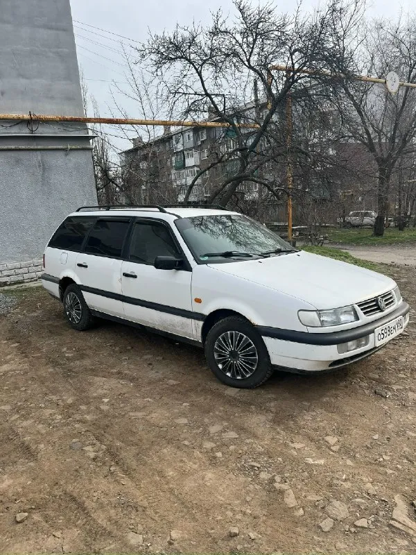 Продам passat b4 (универсал) 1995 г. в двигатель 2.0 л мкпп - 5 ст. коробка, двигатель в хорошем состоянии. по кузову руки можно приложить. с машиной отдаю комплект задних арок, резина зима и лето новые. цена 250.000₽ возможен небольшой торг. +79493638876 ( артем ) г. торез 📞 звоните: +7(949)3638876 - фотография - 2