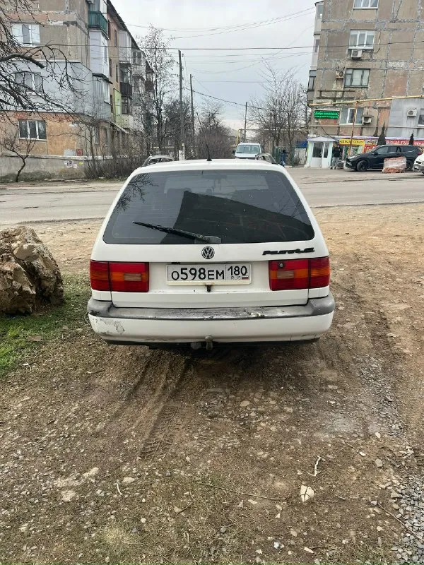 Продам passat b4 (универсал) 1995 г. в двигатель 2.0 л мкпп - 5 ст. коробка, двигатель в хорошем состоянии. по кузову руки можно приложить. с машиной отдаю комплект задних арок, резина зима и лето новые. цена 250.000₽ возможен небольшой торг. +79493638876 ( артем ) г. торез 📞 звоните: +7(949)3638876 - фотография - 3