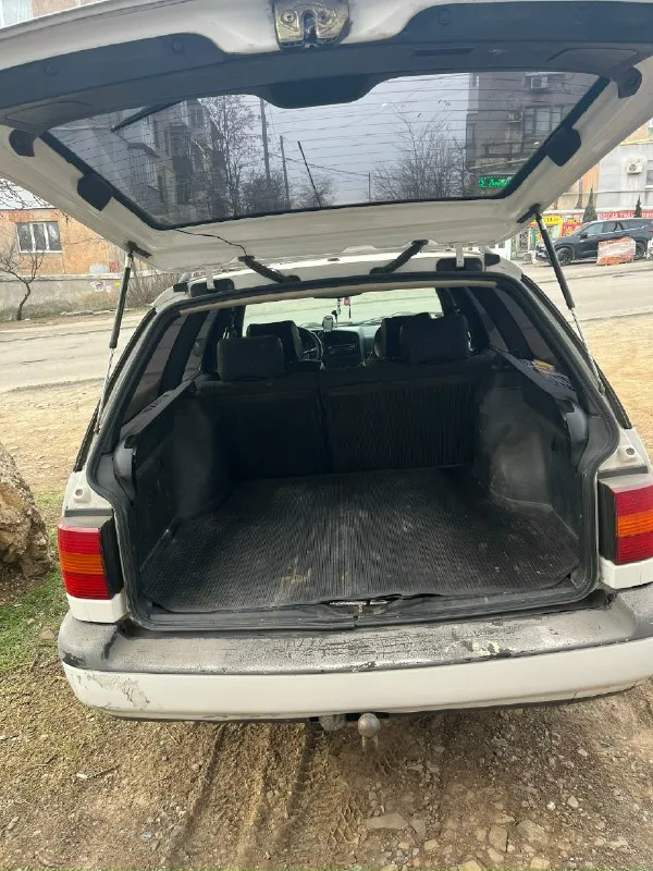 Продам passat b4 (универсал) 1995 г. в двигатель 2.0 л мкпп - 5 ст. коробка, двигатель в хорошем состоянии. по кузову руки можно приложить. с машиной отдаю комплект задних арок, резина зима и лето новые. цена 250.000₽ возможен небольшой торг. +79493638876 ( артем ) г. торез 📞 звоните: +7(949)3638876 - фотография - 5