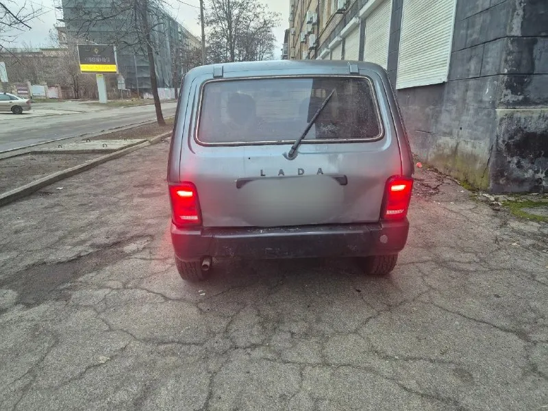 Продам ниву 2131 пятидверная. резина новая практически, отказала один сезон. задний мост новый, раздатка перебрана, мотор работает на отлично, единственное время от времени выскакивает ошибка на 1 цилиндр, грешим на лямбду рока что. по кузову переварили все косяки, есть вмятина на богажнике на фото видно. кому интересно расскажу больше что сделано с ней. просмотр в донецке. писать @senka666 - фотография - 2