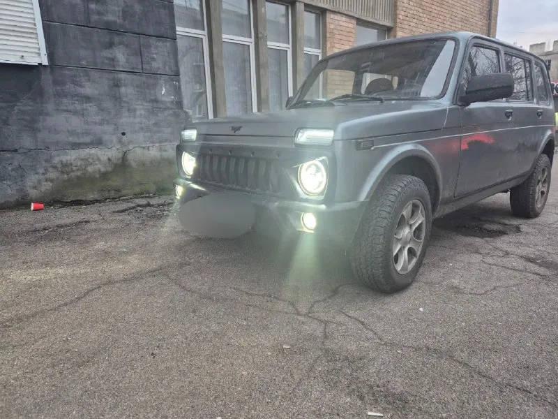 Продам ниву 2131 пятидверная. резина новая практически, отказала один сезон. задний мост новый, раздатка перебрана, мотор работает на отлично, единственное время от времени выскакивает ошибка на 1 цилиндр, грешим на лямбду рока что. по кузову переварили все косяки, есть вмятина на богажнике на фото видно. кому интересно расскажу больше что сделано с ней. просмотр в донецке. писать @senka666 - фотография - 3