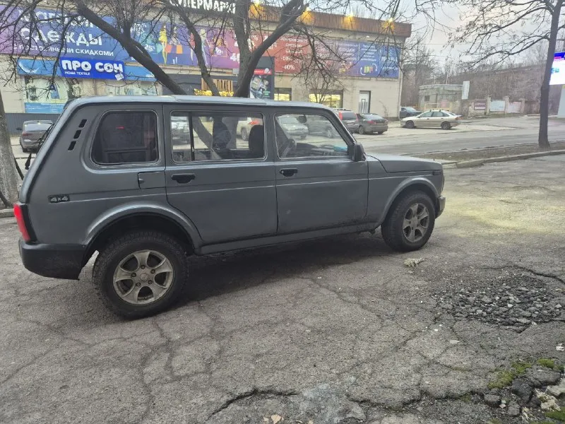 Продам ниву 2131 пятидверная. резина новая практически, отказала один сезон. задний мост новый, раздатка перебрана, мотор работает на отлично, единственное время от времени выскакивает ошибка на 1 цилиндр, грешим на лямбду рока что. по кузову переварили все косяки, есть вмятина на богажнике на фото видно. кому интересно расскажу больше что сделано с ней. просмотр в донецке. писать @senka666 - фотография - 4