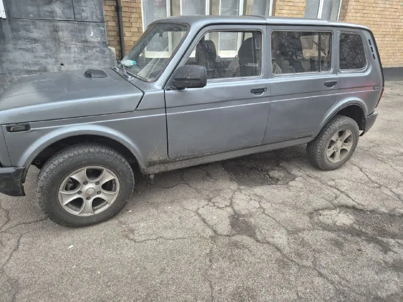 Продам ниву 2131 пятидверная. резина новая практически, отказала один сезон. задний мост новый, раздатка перебрана, мотор работает на отлично, единственное время от времени выскакивает ошибка на 1 цилиндр, грешим на лямбду рока что. по кузову переварили все косяки, есть вмятина на богажнике на фото видно. кому интересно расскажу больше что сделано с ней. просмотр в донецке. писать @senka666 - фотография - 5