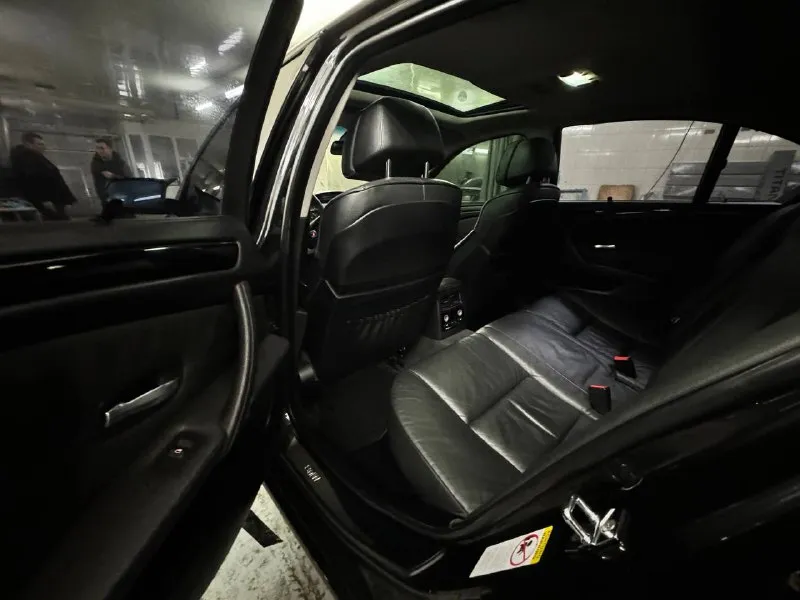 В продаже bmw 5 e60 рестайлинг 2009 года возможен обмен! 3.0 бензин, работает отлично! без нареканий. очень грамотно одета в m5. установлен доработанный приятный выхлоп. автомобиль весь обслужен. по кузову также вся ровная и красивая, выглядит как на фотографиях. максимальная комплектация: люк, доводчики, боковые поддержки, максимальные сидения, многозонный климат контроль, подогрев всех сидений, по документам полный порядок, любое оформление осмотр донецк цена 1.130.000 ₽, торг быстрому покупателю! ☎️ +7 (949) 453-80-40 📞 звоните: +7(949)4538040 - фотография - 10