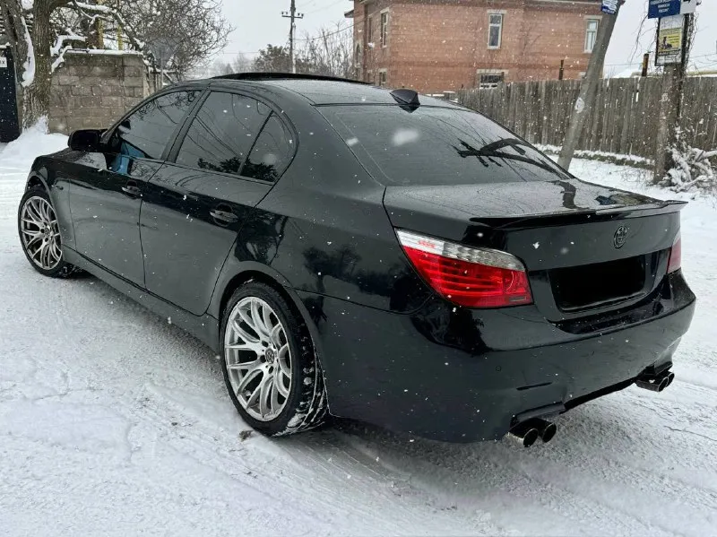 В продаже bmw 5 e60 рестайлинг 2009 года возможен обмен! 3.0 бензин, работает отлично! без нареканий. очень грамотно одета в m5. установлен доработанный приятный выхлоп. автомобиль весь обслужен. по кузову также вся ровная и красивая, выглядит как на фотографиях. максимальная комплектация: люк, доводчики, боковые поддержки, максимальные сидения, многозонный климат контроль, подогрев всех сидений, по документам полный порядок, любое оформление осмотр донецк цена 1.130.000 ₽, торг быстрому покупателю! ☎️ +7 (949) 453-80-40 📞 звоните: +7(949)4538040 - фотография - 7
