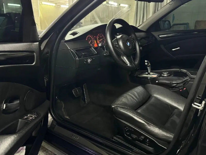 В продаже bmw 5 e60 рестайлинг 2009 года возможен обмен! 3.0 бензин, работает отлично! без нареканий. очень грамотно одета в m5. установлен доработанный приятный выхлоп. автомобиль весь обслужен. по кузову также вся ровная и красивая, выглядит как на фотографиях. максимальная комплектация: люк, доводчики, боковые поддержки, максимальные сидения, многозонный климат контроль, подогрев всех сидений, по документам полный порядок, любое оформление осмотр донецк цена 1.130.000 ₽, торг быстрому покупателю! ☎️ +7 (949) 453-80-40 📞 звоните: +7(949)4538040 - фотография - 8