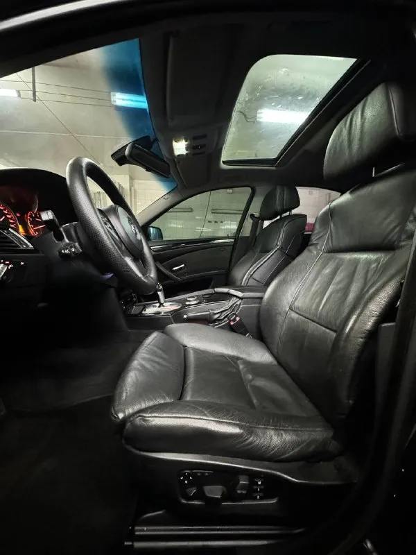 В продаже bmw 5 e60 рестайлинг 2009 года возможен обмен! 3.0 бензин, работает отлично! без нареканий. очень грамотно одета в m5. установлен доработанный приятный выхлоп. автомобиль весь обслужен. по кузову также вся ровная и красивая, выглядит как на фотографиях. максимальная комплектация: люк, доводчики, боковые поддержки, максимальные сидения, многозонный климат контроль, подогрев всех сидений, по документам полный порядок, любое оформление осмотр донецк цена 1.130.000 ₽, торг быстрому покупателю! ☎️ +7 (949) 453-80-40 📞 звоните: +7(949)4538040 - фотография - 9