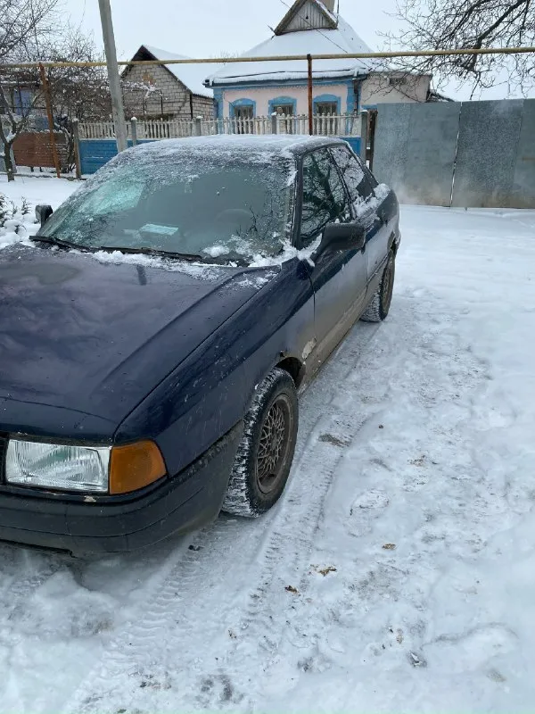 Продам audi 80 мотор 1.8 карб. кпп 5ст. авто на полном ходу, кузов не гнилой, по ходовой вопросов не... - фотография