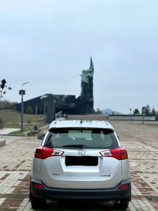 Продам toyota rav 4 2013 года выпуска мотор 2.0 бензин передний привод пробег 170.000 км коробка автомат работает отлично. ✅ без дтп так же в автомобиле имеется: электро регулировка боковых зеркал, складывание зеркал, подогревы сидений, подогрев лобового стекла, мультифункциональное рулевое колесо, круиз контроль, бортовой компьютер, датчик света, датчик дождя, камера заднего вида, задние парктронники, eco режим, ✅комплект летней резины на дисках в подарок. любой вид переоформления. машина полностью обслужена любые проверки на вашем сто цена 1.800.000₽ хорошим людям хороший торг 🤝🏼 номер для связи +79490458196 📞 звоните: +7(949)0458196 - фотография - 3
