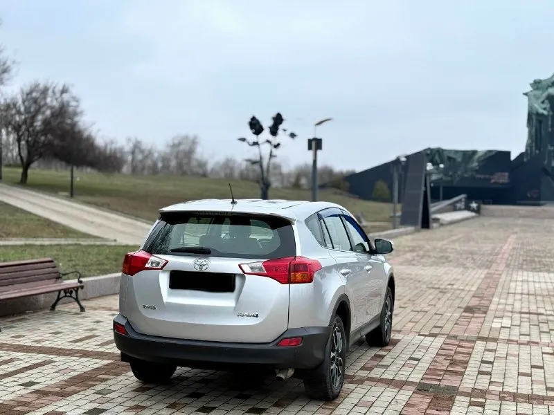 Продам toyota rav 4 2013 года выпуска мотор 2.0 бензин передний привод пробег 170.000 км коробка автомат работает отлично. ✅ без дтп так же в автомобиле имеется: электро регулировка боковых зеркал, складывание зеркал, подогревы сидений, подогрев лобового стекла, мультифункциональное рулевое колесо, круиз контроль, бортовой компьютер, датчик света, датчик дождя, камера заднего вида, задние парктронники, eco режим, ✅комплект летней резины на дисках в подарок. любой вид переоформления. машина полностью обслужена любые проверки на вашем сто цена 1.800.000₽ хорошим людям хороший торг 🤝🏼 номер для связи +79490458196 📞 звоните: +7(949)0458196 - фотография - 4