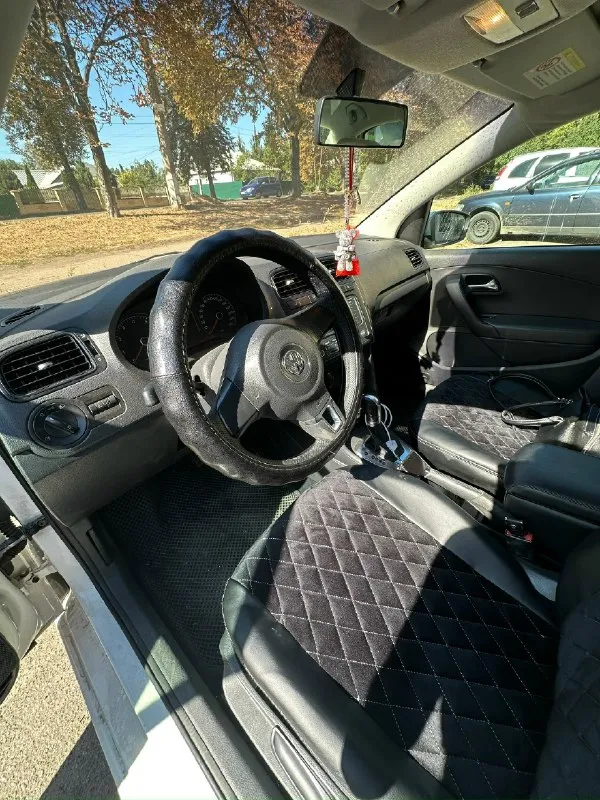 Volkswagen polo 1.6 at, 2011 г. в🚐 мотор обслужен масла, фильтра. кондиционер заправлен, холодит. печка работает, греет. автомат 6- ступка. состояние нормальное, нечего не гремит не стучит. перетянут руль, сидения перетянуты, магнитофон новый с блютусом, оригинал. резина зима новая на титанах. я собственник. осмотр г. харцызск +7 (949) 368 56 63 цена : 720 000₽ торг 📞 звоните: +7(949)3685663 - фотография - 3