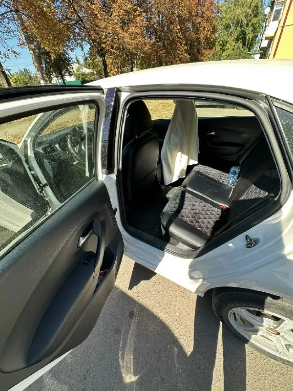 Volkswagen polo 1.6 at, 2011 г. в🚐 мотор обслужен масла, фильтра. кондиционер заправлен, холодит. печка работает, греет. автомат 6- ступка. состояние нормальное, нечего не гремит не стучит. перетянут руль, сидения перетянуты, магнитофон новый с блютусом, оригинал. резина зима новая на титанах. я собственник. осмотр г. харцызск +7 (949) 368 56 63 цена : 720 000₽ торг 📞 звоните: +7(949)3685663 - фотография - 4