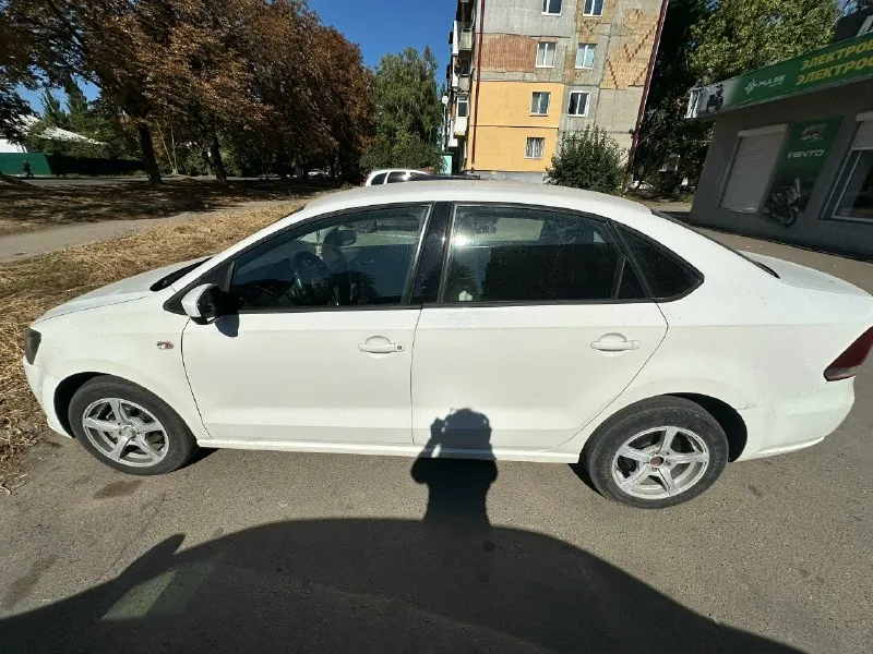 Volkswagen polo 1.6 at, 2011 г. в🚐 мотор обслужен масла, фильтра. кондиционер заправлен, холодит. печка работает, греет. автомат 6- ступка. состояние нормальное, нечего не гремит не стучит. перетянут руль, сидения перетянуты, магнитофон новый с блютусом, оригинал. резина зима новая на титанах. я собственник. осмотр г. харцызск +7 (949) 368 56 63 цена : 720 000₽ торг 📞 звоните: +7(949)3685663 - фотография - 5