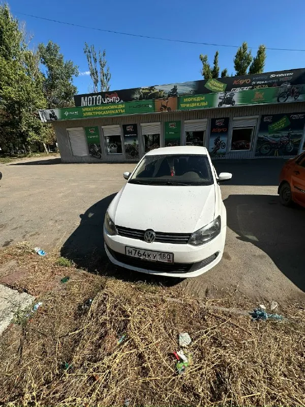 Volkswagen polo 1.6 at, 2011 г. в🚐 мотор обслужен масла, фильтра. кондиционер заправлен, холодит. печка работает, греет. автомат 6- ступка. состояние нормальное, нечего не гремит не стучит. перетянут руль, сидения перетянуты, магнитофон новый с блютусом, оригинал. резина зима новая на титанах. я собственник. осмотр г. харцызск +7 (949) 368 56 63 цена : 720 000₽ торг 📞 звоните: +7(949)3685663 - фотография - 6