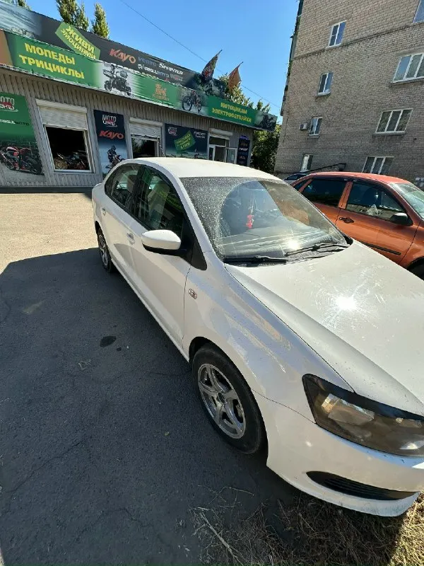 Volkswagen polo 1.6 at, 2011 г. в🚐 мотор обслужен масла, фильтра. кондиционер заправлен, холодит. печка работает, греет. автомат 6- ступка. состояние нормальное, нечего не гремит не стучит. перетянут руль, сидения перетянуты, магнитофон новый с блютусом, оригинал. резина зима новая на титанах. я собственник. осмотр г. харцызск +7 (949) 368 56 63 цена : 720 000₽ торг 📞 звоните: +7(949)3685663 - фотография - 7