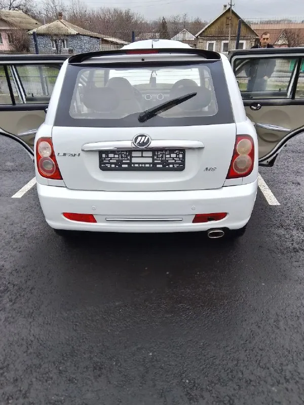 Продам лифан 2011г выпуска максимальной комплектации в отличном состоянии на полном ходу без вложений мотор 1.3 работает отлично не дымит не троит масло не расходует тяга отличная кпп 5 ступка не гудит не выбивает все передачи на месте по ходовой все отлично не стучит не гремит дорогу держит уверенно лкп в отличном состоянии все как на фото по электрике полный порядок все работает от и до все светится повороты стопы аварийка дальний ближний и так далее. печка ташкент работает в любом положении салон чистый ухоженный за авто следили все вопросы по номеру телефона цена 305.000 т. рублей +79491266032 - фотография - 4
