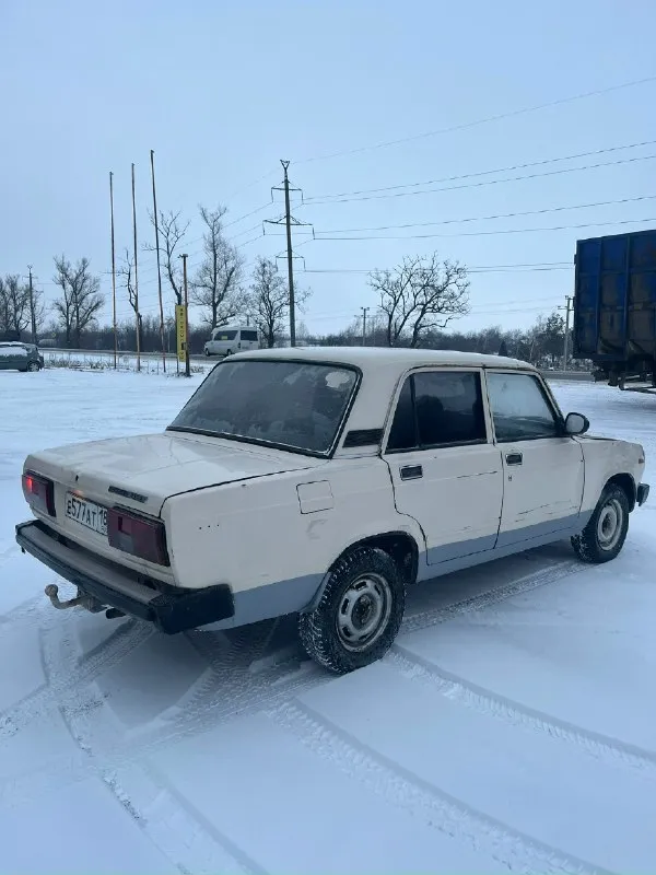 Продаётся ваз 2105 — проверенный и честный друг. машина в отличном техническом состоянии и готова к ежедневным поездкам, недавно обработал низ дверей и пороги антигравием, рабочая лошадка есть фаркоп не гнилая, кузов крепкий, есть следы времени. по минусам либо смазывать и переустанавливать личинки передних дверей, и руль немного ведет влево не критично это не музейный экспонат, а живая и бодрая машина!!! ·двигатель : надёжный цепной двигатель 1.3 с бесконтактным зажиганием и карбюратором solex. заводится легко в любую погоду. •свежее то (масло, фильтры, свечи), новая подвеска и колодки, новые патрубки. •салон ухожен, печка ташкент греет отлично. есть современная магнитола с bluetooth 2 овала сзади 2 урала спереди документы: стс птс дкп от хоза, прикольный номер отдаю в подарок 🎁 цена 85.000 торг при виде денег! осмотр харцызск на смотрины не езжу! +79495031381 📞 звоните: +7(949)5031381 - фотография - 2