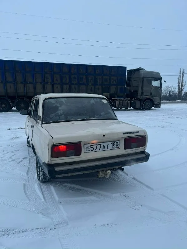 Продаётся ваз 2105 — проверенный и честный друг. машина в отличном техническом состоянии и готова к ежедневным поездкам, недавно обработал низ дверей и пороги антигравием, рабочая лошадка есть фаркоп не гнилая, кузов крепкий, есть следы времени. по минусам либо смазывать и переустанавливать личинки передних дверей, и руль немного ведет влево не критично это не музейный экспонат, а живая и бодрая машина!!! ·двигатель : надёжный цепной двигатель 1.3 с бесконтактным зажиганием и карбюратором solex. заводится легко в любую погоду. •свежее то (масло, фильтры, свечи), новая подвеска и колодки, новые патрубки. •салон ухожен, печка ташкент греет отлично. есть современная магнитола с bluetooth 2 овала сзади 2 урала спереди документы: стс птс дкп от хоза, прикольный номер отдаю в подарок 🎁 цена 85.000 торг при виде денег! осмотр харцызск на смотрины не езжу! +79495031381 📞 звоните: +7(949)5031381 - фотография - 3