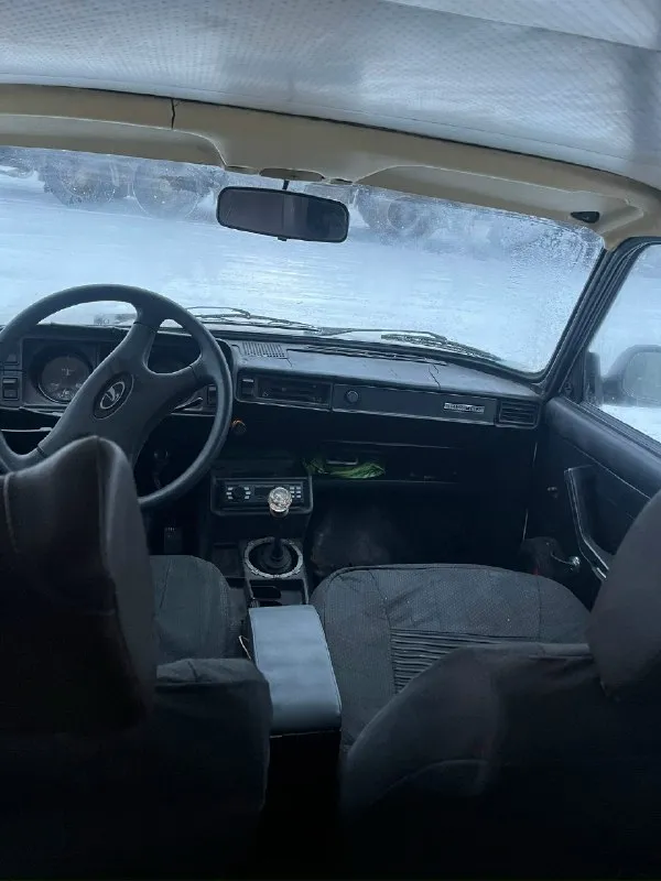 Продаётся ваз 2105 — проверенный и честный друг. машина в отличном техническом состоянии и готова к ежедневным поездкам, недавно обработал низ дверей и пороги антигравием, рабочая лошадка есть фаркоп не гнилая, кузов крепкий, есть следы времени. по минусам либо смазывать и переустанавливать личинки передних дверей, и руль немного ведет влево не критично это не музейный экспонат, а живая и бодрая машина!!! ·двигатель : надёжный цепной двигатель 1.3 с бесконтактным зажиганием и карбюратором solex. заводится легко в любую погоду. •свежее то (масло, фильтры, свечи), новая подвеска и колодки, новые патрубки. •салон ухожен, печка ташкент греет отлично. есть современная магнитола с bluetooth 2 овала сзади 2 урала спереди документы: стс птс дкп от хоза, прикольный номер отдаю в подарок 🎁 цена 85.000 торг при виде денег! осмотр харцызск на смотрины не езжу! +79495031381 📞 звоните: +7(949)5031381 - фотография - 4