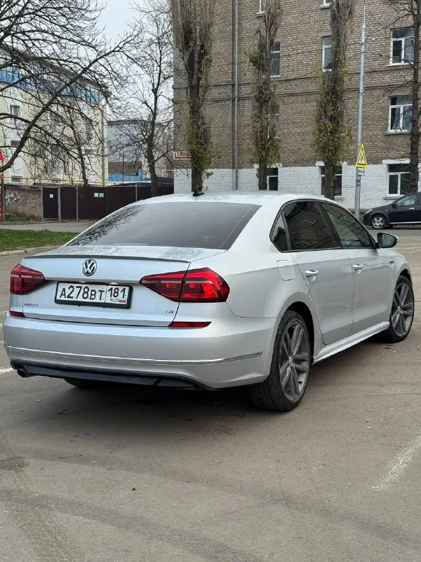 Модель: volkswagen passat год выпуска: 2018 двигатель: 2.0 бензин трансмиссия: автоматическая пробег: 170.000км комплектация: r-line состояние: без вложений, полностью обслуженный автомобиль. цена: 1.680.000 продажа от собственника находится в луганске тел. +79595122852 машинка ухоженная! не чего делать не нужно технически все работает, не каких проблем нет, из недавнего перебрали фары установил крутые линзы свет просто супер, очень комфортный автомобиль, авто пригонял для себя была на лнр учете, переоформил на рф документы, что бы у нового собственника не было проблем с оформлением. 📞 звоните: +7(959)5122852 - фотография - 3