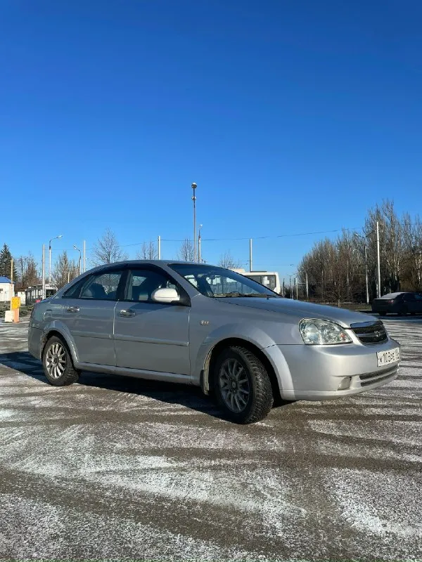 Продам chevrolet lacetti лачети 1,6 мт 2006г. в. пробег: 246 тыс. км я собственник, продаю семейный автомобиль. салон в отличном состоянии. машина полностью обслужена. перебрана вся ходовая на 240тыс. пробега заменен грм. масло и фильтра менялись каждый 8-9тыс. масло не ест от слова совсем. коробка не выбивает, всё отлично за машиной следили. для её пробега есть небольшие дефекты по лкп - кондиционер холодит; - печка жарит; - электрорегулировка зеркал; - подогрев заднего стекла; - 4 стеклоподьемника; я за честную продажу, пишу сразу иногда выбивает чек. проверили на диагностике это задняя лямбда (совсем не касающаяся работы автомобиля проблема), и из-за лямбды иногда выдает ошибку датчика распредвала фото с диагностики прилагаю. цена 590к руб. адекватный торг у машины. телефон для связи: +7 (949) 335-03-42 📞 звоните: +7(949)3350342 - фотография - 2