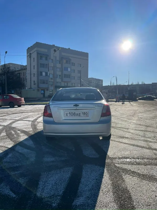 Продам chevrolet lacetti лачети 1,6 мт 2006г. в. пробег: 246 тыс. км я собственник, продаю семейный автомобиль. салон в отличном состоянии. машина полностью обслужена. перебрана вся ходовая на 240тыс. пробега заменен грм. масло и фильтра менялись каждый 8-9тыс. масло не ест от слова совсем. коробка не выбивает, всё отлично за машиной следили. для её пробега есть небольшие дефекты по лкп - кондиционер холодит; - печка жарит; - электрорегулировка зеркал; - подогрев заднего стекла; - 4 стеклоподьемника; я за честную продажу, пишу сразу иногда выбивает чек. проверили на диагностике это задняя лямбда (совсем не касающаяся работы автомобиля проблема), и из-за лямбды иногда выдает ошибку датчика распредвала фото с диагностики прилагаю. цена 590к руб. адекватный торг у машины. телефон для связи: +7 (949) 335-03-42 📞 звоните: +7(949)3350342 - фотография - 3