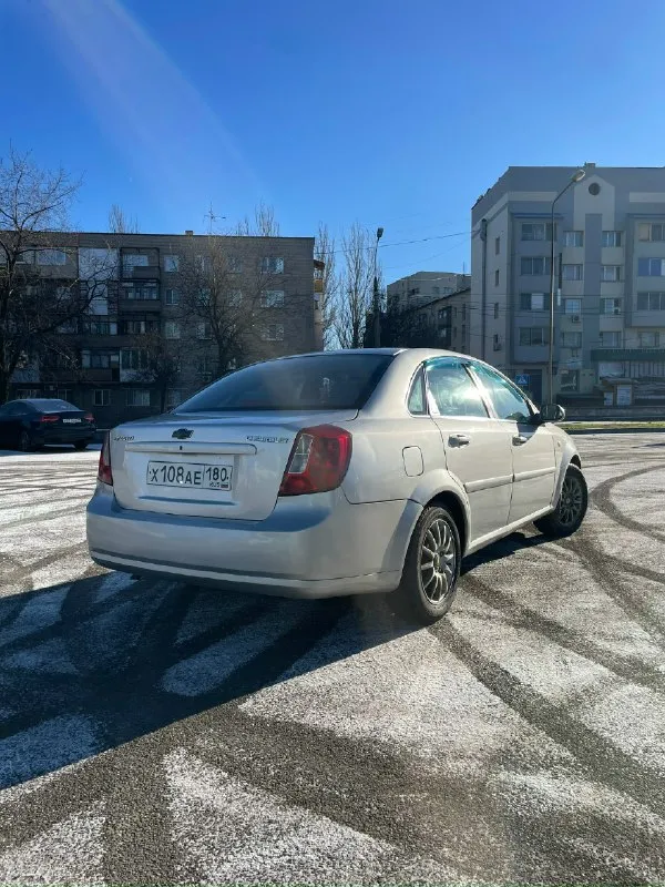 Продам chevrolet lacetti лачети 1,6 мт 2006г. в. пробег: 246 тыс. км я собственник, продаю семейный автомобиль. салон в отличном состоянии. машина полностью обслужена. перебрана вся ходовая на 240тыс. пробега заменен грм. масло и фильтра менялись каждый 8-9тыс. масло не ест от слова совсем. коробка не выбивает, всё отлично за машиной следили. для её пробега есть небольшие дефекты по лкп - кондиционер холодит; - печка жарит; - электрорегулировка зеркал; - подогрев заднего стекла; - 4 стеклоподьемника; я за честную продажу, пишу сразу иногда выбивает чек. проверили на диагностике это задняя лямбда (совсем не касающаяся работы автомобиля проблема), и из-за лямбды иногда выдает ошибку датчика распредвала фото с диагностики прилагаю. цена 590к руб. адекватный торг у машины. телефон для связи: +7 (949) 335-03-42 📞 звоните: +7(949)3350342 - фотография - 4