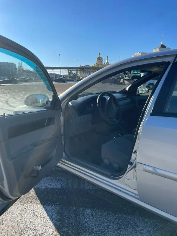 Продам chevrolet lacetti лачети 1,6 мт 2006г. в. пробег: 246 тыс. км я собственник, продаю семейный автомобиль. салон в отличном состоянии. машина полностью обслужена. перебрана вся ходовая на 240тыс. пробега заменен грм. масло и фильтра менялись каждый 8-9тыс. масло не ест от слова совсем. коробка не выбивает, всё отлично за машиной следили. для её пробега есть небольшие дефекты по лкп - кондиционер холодит; - печка жарит; - электрорегулировка зеркал; - подогрев заднего стекла; - 4 стеклоподьемника; я за честную продажу, пишу сразу иногда выбивает чек. проверили на диагностике это задняя лямбда (совсем не касающаяся работы автомобиля проблема), и из-за лямбды иногда выдает ошибку датчика распредвала фото с диагностики прилагаю. цена 590к руб. адекватный торг у машины. телефон для связи: +7 (949) 335-03-42 📞 звоните: +7(949)3350342 - фотография - 5