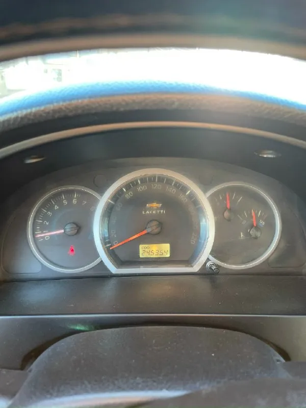 Продам chevrolet lacetti лачети 1,6 мт 2006г. в. пробег: 246 тыс. км я собственник, продаю семейный автомобиль. салон в отличном состоянии. машина полностью обслужена. перебрана вся ходовая на 240тыс. пробега заменен грм. масло и фильтра менялись каждый 8-9тыс. масло не ест от слова совсем. коробка не выбивает, всё отлично за машиной следили. для её пробега есть небольшие дефекты по лкп - кондиционер холодит; - печка жарит; - электрорегулировка зеркал; - подогрев заднего стекла; - 4 стеклоподьемника; я за честную продажу, пишу сразу иногда выбивает чек. проверили на диагностике это задняя лямбда (совсем не касающаяся работы автомобиля проблема), и из-за лямбды иногда выдает ошибку датчика распредвала фото с диагностики прилагаю. цена 590к руб. адекватный торг у машины. телефон для связи: +7 (949) 335-03-42 📞 звоните: +7(949)3350342 - фотография - 7