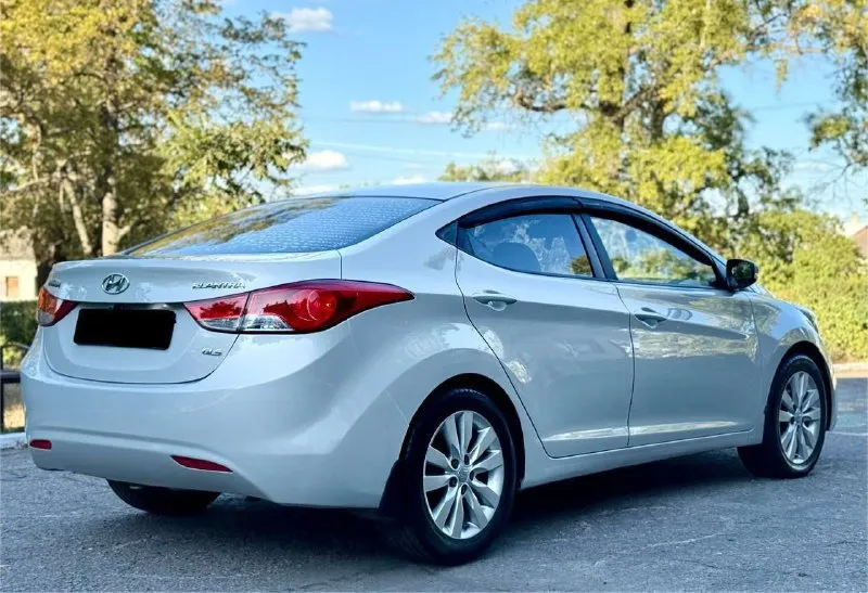 Продам hyundai elantra 2012г. в. 1.6(132л. с) механика 6ти ступка, пробег 230000км. цвет автомобиля creamy white pearl (кремово‑белый перламутр). авто обслужено полностью, вложений не требует. полный электро пакет, двух зонный климат, все опции работают без нареканий. двигатель работает ровно, не дымит, не тратит, масло не расходует вообще. лкп в норме. коробка работает отлично, не гудит не свистит. масла, фильтра, жидкости все заменены. собственик транспортного средства. цена 1 030 000₽ реальному покупателю торг. территориально. г. шахтёрск +7949 487 44 57 +7995 758 69 63 📞 звоните: +7(949)4874457 - фотография - 3