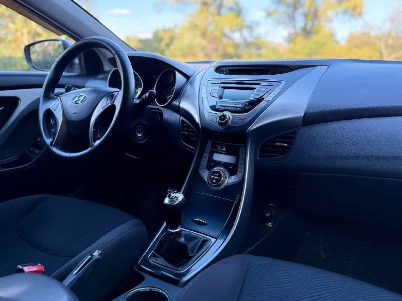 Продам hyundai elantra 2012г. в. 1.6(132л. с) механика 6ти ступка, пробег 230000км. цвет автомобиля creamy white pearl (кремово‑белый перламутр). авто обслужено полностью, вложений не требует. полный электро пакет, двух зонный климат, все опции работают без нареканий. двигатель работает ровно, не дымит, не тратит, масло не расходует вообще. лкп в норме. коробка работает отлично, не гудит не свистит. масла, фильтра, жидкости все заменены. собственик транспортного средства. цена 1 030 000₽ реальному покупателю торг. территориально. г. шахтёрск +7949 487 44 57 +7995 758 69 63 📞 звоните: +7(949)4874457 - фотография - 4