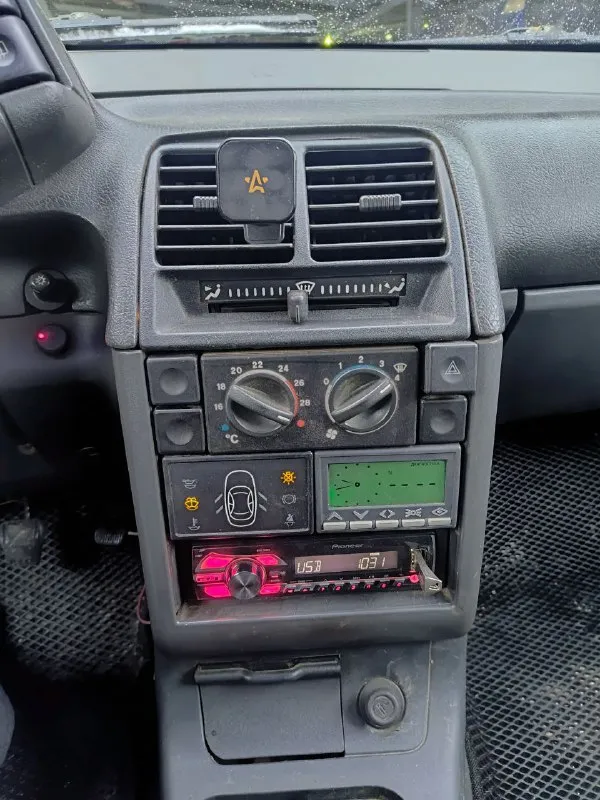 Приветствую! ваз 2110 2007г. газ бензин один владелец машина местная по состоянию : полный ремонт двигателя 82.4 новое сцепление и маховик, портинг гбц т клапана и паук новый акб и туманки музыка и сигнализация 14 ровнейшие диски и зимняя шиповка фото предоставил!!! по кузову без дтп родной окрас полностью целое дно без гнили!!! повторяюсь машина местная!!! рыжики присутствуют, низа дверей целые. .. с документами полнейший порядок ручник работает печка греет цена 245т +79497378148 мариуполь - фотография - 6