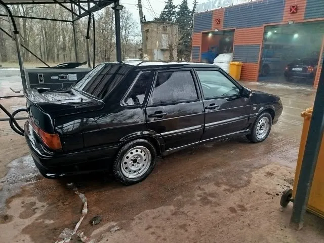 Продам 2115 черного цвета год 2007 машина в очень хорошем состоянии, без рыжиков, без гнилых мест и естественно без дыр. перед зимой отдавал полностью обработать и обезшумить. двигатель и коробка без каких либо дефектов и нареканий, работает все как нужно. салон опрятный, всегда держал в чистоте, стоит средняя музыка, центральный замок, led в фарах и туманках. я собственник по документам, переоформление на вас без каких либо проблем. цена 350 000, торг будет с реальным покупателем машина в городе макеевка, +79495052233 📞 звоните: +7(949)5052233 - фотография - 4