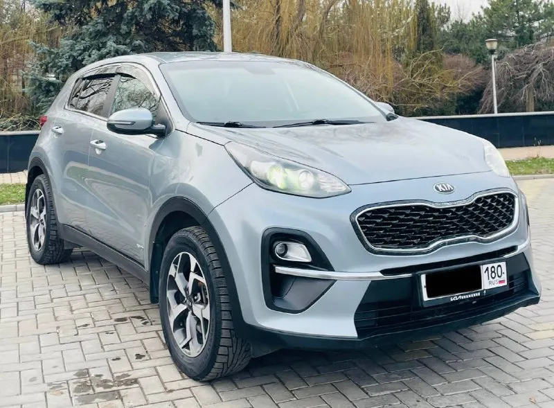 В продаже крассовер практичный лучший официальный дилерский автомобиль красивый удобный комфортабельный kia sportege 4 поколение рейсталинг ||| эксплуатация с 2022 года двигатель 2.0 бензин атмосферный пробег родной 100:000 тыс. км коробка автоматическая asin 6 ступка в оригинале в заводском окрасе без дтп !!! стекла все родные включая лобовое редко !!! в ближайшем времени не требует вложений !!! пред максимальная комплектация, ухоженный салон достойный, датчики света, и дождя, подогревы всех сидений, подогрев зеркал и стекл, полный электропакет, большая мультимедиа, камера заднего вида, блютус громкая связь, андроид с многими, функциями есть все, новые зимние шины, два пульта два ключа, два комплекта колес, сервисные книжки, полное то масла, фильтра и так далее, и многое другое ! с документами полный порядок любое оформление я собственник могу присутствовать в мрэо приезжайте на осмотр останетесь довольны цена 2200:000 ₽снижена цена срочно до 19 числа телефон +79493969855📲 - фотография - 1