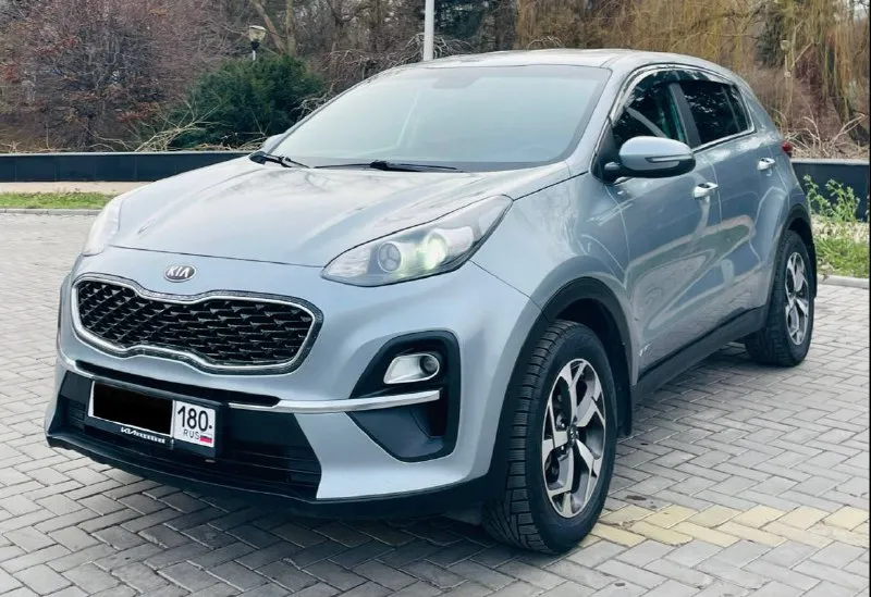 В продаже крассовер практичный лучший официальный дилерский автомобиль красивый удобный комфортабельный kia sportege 4 поколение рейсталинг ||| эксплуатация с 2022 года двигатель 2.0 бензин атмосферный пробег родной 100:000 тыс. км коробка автоматическая asin 6 ступка в оригинале в заводском окрасе без дтп !!! стекла все родные включая лобовое редко !!! в ближайшем времени не требует вложений !!! пред максимальная комплектация, ухоженный салон достойный, датчики света, и дождя, подогревы всех сидений, подогрев зеркал и стекл, полный электропакет, большая мультимедиа, камера заднего вида, блютус громкая связь, андроид с многими, функциями есть все, новые зимние шины, два пульта два ключа, два комплекта колес, сервисные книжки, полное то масла, фильтра и так далее, и многое другое ! с документами полный порядок любое оформление я собственник могу присутствовать в мрэо приезжайте на осмотр останетесь довольны цена 2200:000 ₽снижена цена срочно до 19 числа телефон +79493969855📲 - фотография - 3
