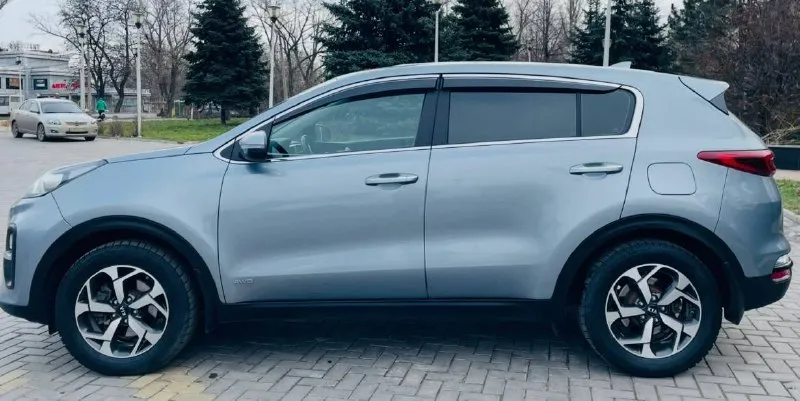 В продаже крассовер практичный лучший официальный дилерский автомобиль красивый удобный комфортабельный kia sportege 4 поколение рейсталинг ||| эксплуатация с 2022 года двигатель 2.0 бензин атмосферный пробег родной 100:000 тыс. км коробка автоматическая asin 6 ступка в оригинале в заводском окрасе без дтп !!! стекла все родные включая лобовое редко !!! в ближайшем времени не требует вложений !!! пред максимальная комплектация, ухоженный салон достойный, датчики света, и дождя, подогревы всех сидений, подогрев зеркал и стекл, полный электропакет, большая мультимедиа, камера заднего вида, блютус громкая связь, андроид с многими, функциями есть все, новые зимние шины, два пульта два ключа, два комплекта колес, сервисные книжки, полное то масла, фильтра и так далее, и многое другое ! с документами полный порядок любое оформление я собственник могу присутствовать в мрэо приезжайте на осмотр останетесь довольны цена 2200:000 ₽снижена цена срочно до 19 числа телефон +79493969855📲 - фотография - 4