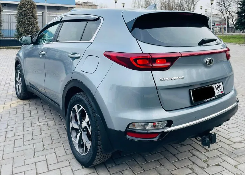 В продаже крассовер практичный лучший официальный дилерский автомобиль красивый удобный комфортабельный kia sportege 4 поколение рейсталинг ||| эксплуатация с 2022 года двигатель 2.0 бензин атмосферный пробег родной 100:000 тыс. км коробка автоматическая asin 6 ступка в оригинале в заводском окрасе без дтп !!! стекла все родные включая лобовое редко !!! в ближайшем времени не требует вложений !!! пред максимальная комплектация, ухоженный салон достойный, датчики света, и дождя, подогревы всех сидений, подогрев зеркал и стекл, полный электропакет, большая мультимедиа, камера заднего вида, блютус громкая связь, андроид с многими, функциями есть все, новые зимние шины, два пульта два ключа, два комплекта колес, сервисные книжки, полное то масла, фильтра и так далее, и многое другое ! с документами полный порядок любое оформление я собственник могу присутствовать в мрэо приезжайте на осмотр останетесь довольны цена 2200:000 ₽снижена цена срочно до 19 числа телефон +79493969855📲 - фотография - 5