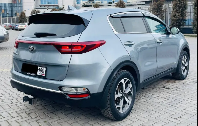В продаже крассовер практичный лучший официальный дилерский автомобиль красивый удобный комфортабельный kia sportege 4 поколение рейсталинг ||| эксплуатация с 2022 года двигатель 2.0 бензин атмосферный пробег родной 100:000 тыс. км коробка автоматическая asin 6 ступка в оригинале в заводском окрасе без дтп !!! стекла все родные включая лобовое редко !!! в ближайшем времени не требует вложений !!! пред максимальная комплектация, ухоженный салон достойный, датчики света, и дождя, подогревы всех сидений, подогрев зеркал и стекл, полный электропакет, большая мультимедиа, камера заднего вида, блютус громкая связь, андроид с многими, функциями есть все, новые зимние шины, два пульта два ключа, два комплекта колес, сервисные книжки, полное то масла, фильтра и так далее, и многое другое ! с документами полный порядок любое оформление я собственник могу присутствовать в мрэо приезжайте на осмотр останетесь довольны цена 2200:000 ₽снижена цена срочно до 19 числа телефон +79493969855📲 - фотография - 7