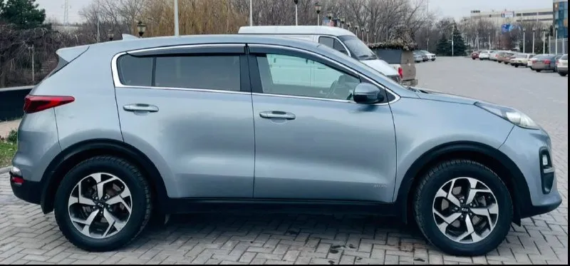 В продаже крассовер практичный лучший официальный дилерский автомобиль красивый удобный комфортабельный kia sportege 4 поколение рейсталинг ||| эксплуатация с 2022 года двигатель 2.0 бензин атмосферный пробег родной 100:000 тыс. км коробка автоматическая asin 6 ступка в оригинале в заводском окрасе без дтп !!! стекла все родные включая лобовое редко !!! в ближайшем времени не требует вложений !!! пред максимальная комплектация, ухоженный салон достойный, датчики света, и дождя, подогревы всех сидений, подогрев зеркал и стекл, полный электропакет, большая мультимедиа, камера заднего вида, блютус громкая связь, андроид с многими, функциями есть все, новые зимние шины, два пульта два ключа, два комплекта колес, сервисные книжки, полное то масла, фильтра и так далее, и многое другое ! с документами полный порядок любое оформление я собственник могу присутствовать в мрэо приезжайте на осмотр останетесь довольны цена 2200:000 ₽снижена цена срочно до 19 числа телефон +79493969855📲 - фотография - 8