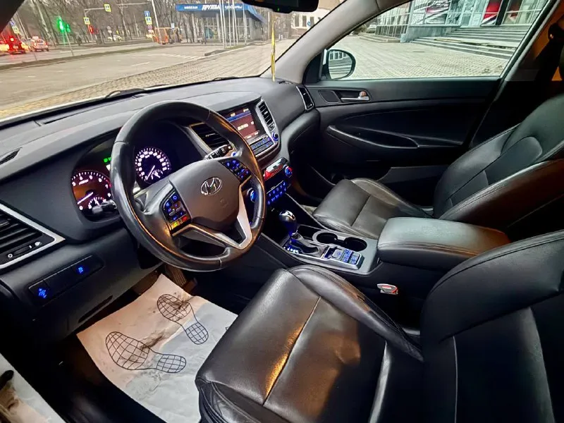 Hyundai tucson 2016г бензин 2.0 автомат автомобиль в хорошем состоянии!! не каких вложений не требует! в максимальной комплектации за исключением люка! без ключевой доступ, старт/стоп, 4wd подключаемый полный привод, салон кожа, подогрев сидений, подогрев руля, климат-контроль, круиз-контроль, камера заднего вида, парктроники, мульти-руль, монитор мультимедиа, и многое другое, два ключа, с документами полный порядок!!!!! переоформление в мрэо! цена 1.810₽ все вопросы по тел +79494681080 📞 звоните: +7(949)4681080 - фотография - 8